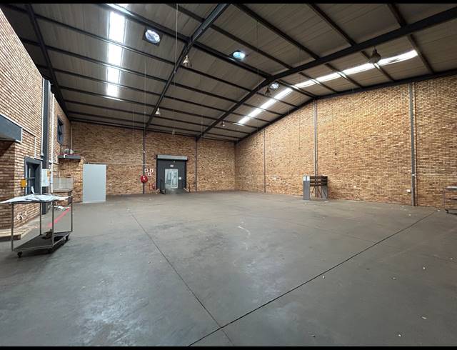 945M² WAREHOUSE TO LET IN BRENTWOOD PARK